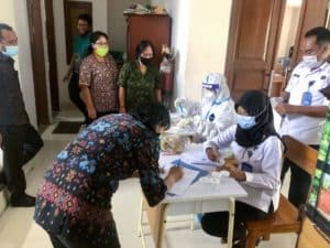 BNNK Badung Tes Urine Para Guru di SMP Negeri 2 Mengwi