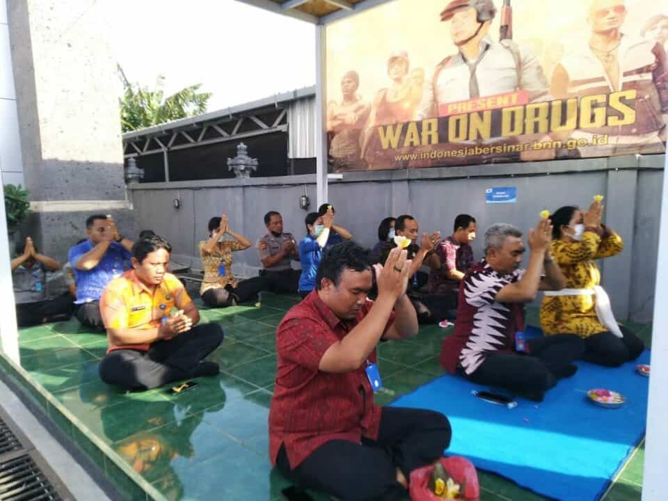 APEL PAGI DI HALAMAN KANTOR BNN KABUPATEN BADUNG APEL PAGI DI HALAMAN KANTOR BNN KABUPATEN BADUNG